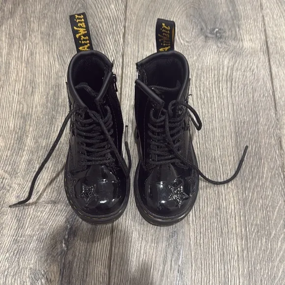 • Dr. Martens • Girls JUNIOR 1460 GLITTER STAR PATENT LACE UP BOOTS Black 7