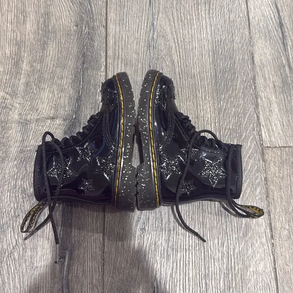 • Dr. Martens • Girls JUNIOR 1460 GLITTER STAR PATENT LACE UP BOOTS Black 7