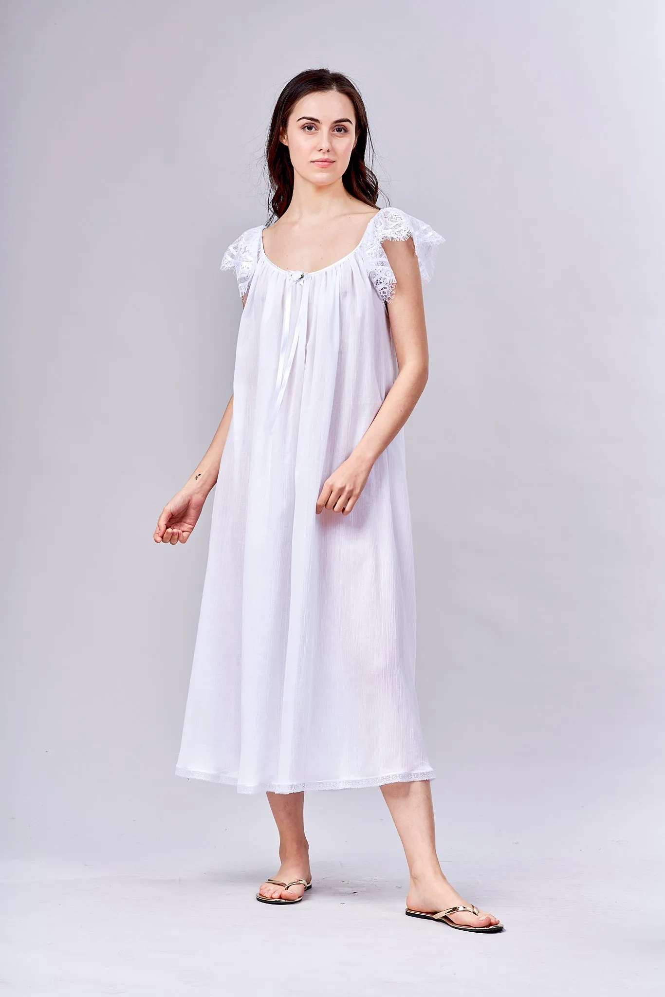 3046 Long gown with lace sleeves