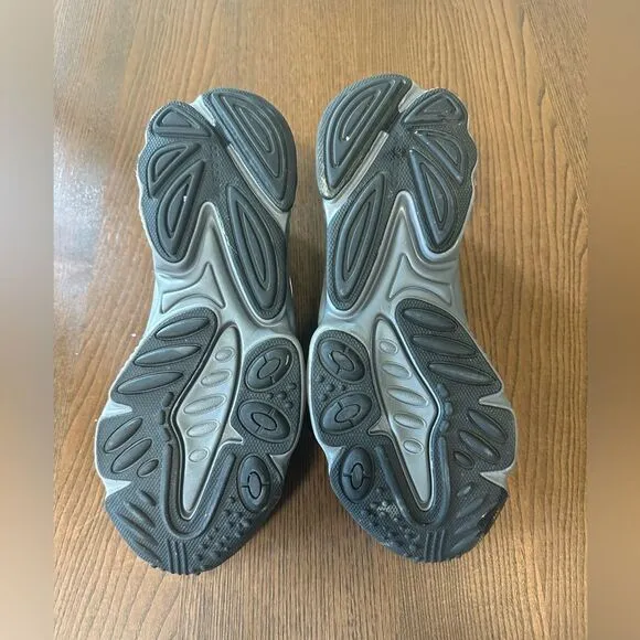 Adidas ozweego 9.5 like new