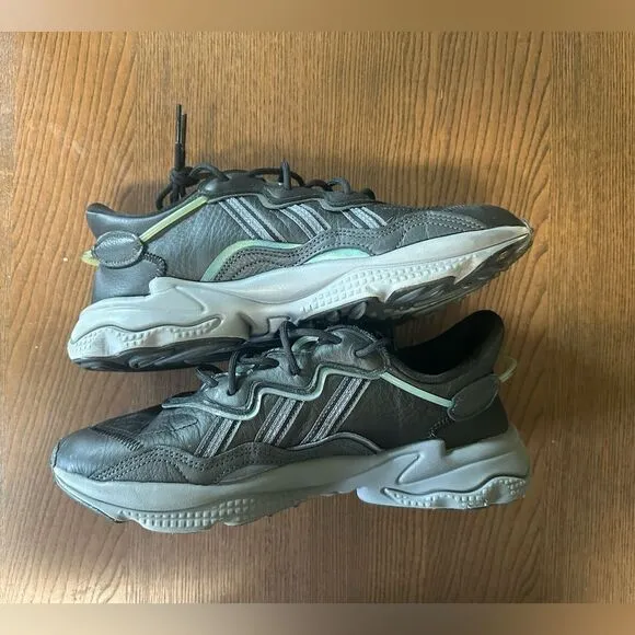 Adidas ozweego 9.5 like new