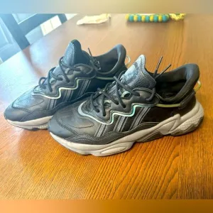 Adidas ozweego 9.5 like new