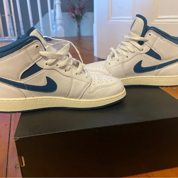 Air Jordan White and Blue Mid SE Big Boys Size 7 -Top Sneakers