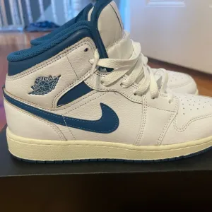 Air Jordan White and Blue Mid SE Big Boys Size 7 -Top Sneakers