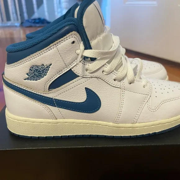 Air Jordan White and Blue Mid SE Big Boys Size 7 -Top Sneakers