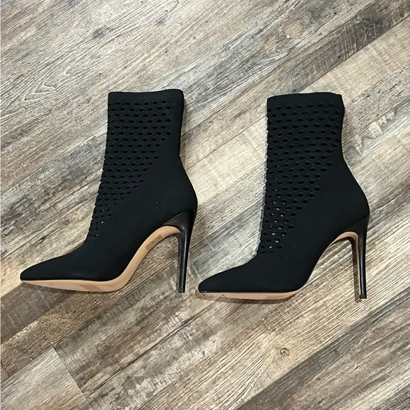 Aldo Black Pointed Toe Sock Boots / NWOT / Size 9  / Item# 1-26999
