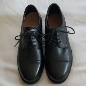 APEX mens cap toe leather dress shoes size 10.5M.