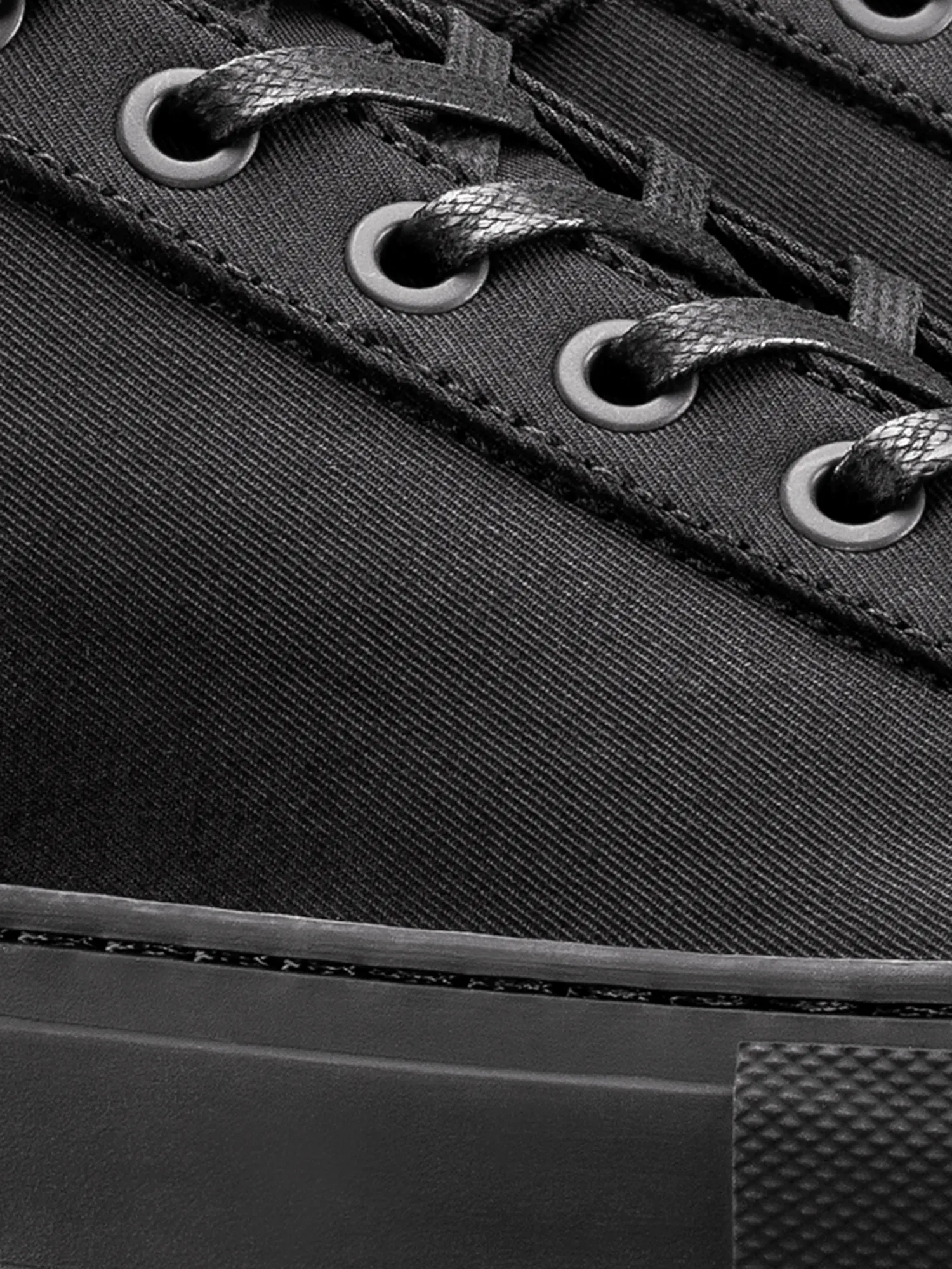 Capri in Nero Canvas