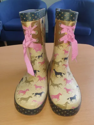 Cream horse size 3 wellies FREE POSTAGE 🟣