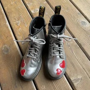 EUC DOC MARTENS Junior 1460 Glitter Heart Patent Lace Up Boots in Kids 3