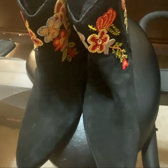 HP!!! 🎈Anthropologie Floral Western Boots Beaded Embellished Black Suede 41/10