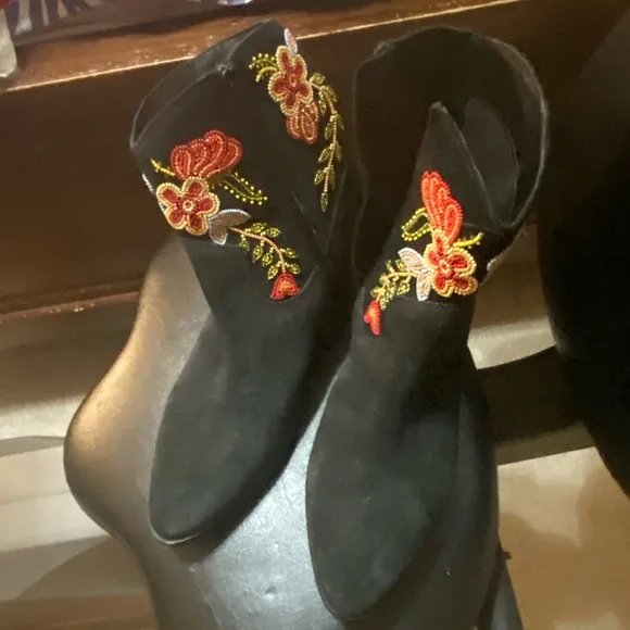 HP!!! 🎈Anthropologie Floral Western Boots Beaded Embellished Black Suede 41/10