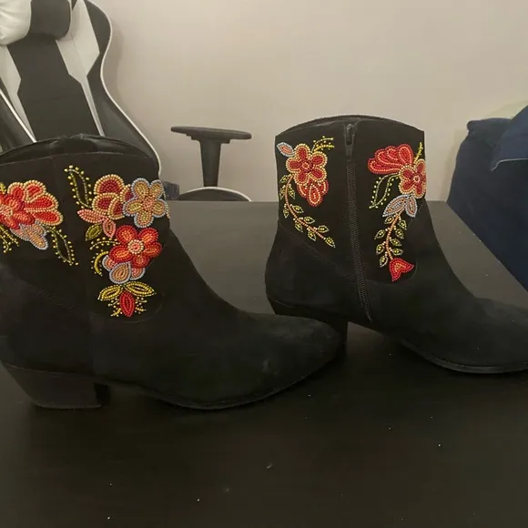 HP!!! 🎈Anthropologie Floral Western Boots Beaded Embellished Black Suede 41/10