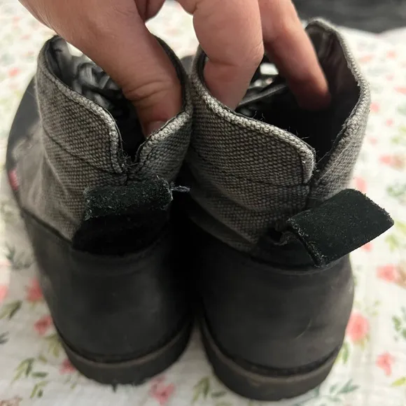 Levi's Men's Black and Gray Boots