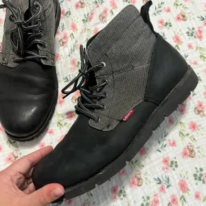 Levi's Men's Black and Gray Boots