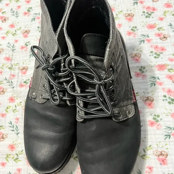 Levi's Men's Black and Gray Boots