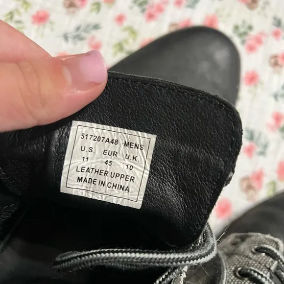 Levi's Men's Black and Gray Boots