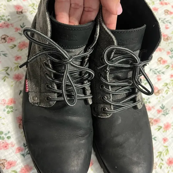 Levi's Men's Black and Gray Boots