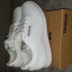 New! Classic Reebok Juniors 6.5