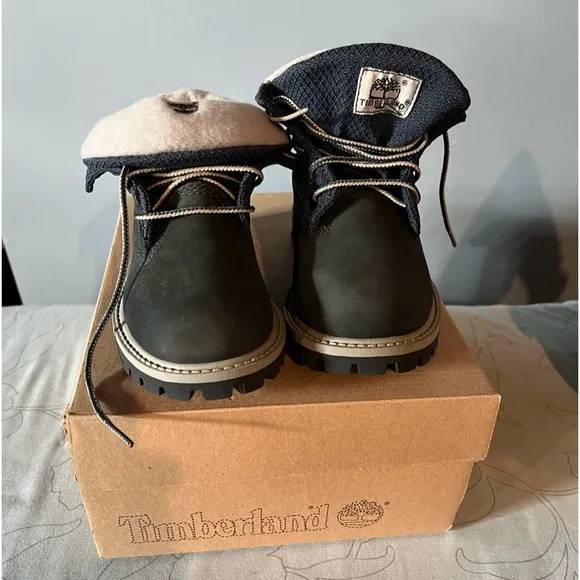 New in box Timberland youth boots size 10 blue