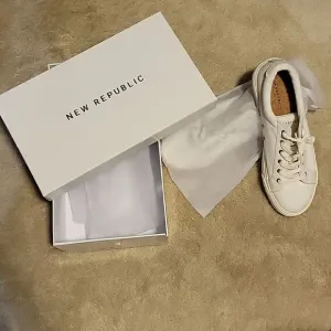 New Rebublic White Canvas 12.5