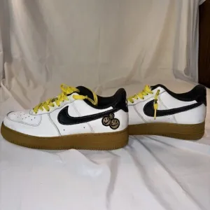 Nike Air Force 1 '07 LV8 &quot;Go the Extra‎ Smile&quot; Gum Black Yellow Mens Sz 8 EUC