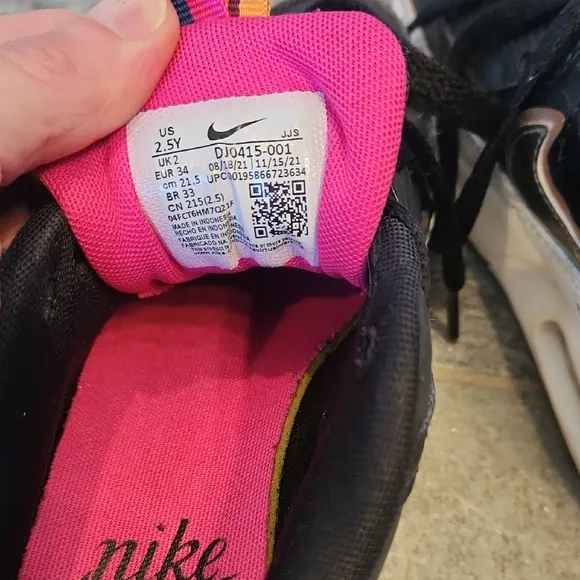 Nike Black and White Air Max Sneakers with Iconic Swoosh