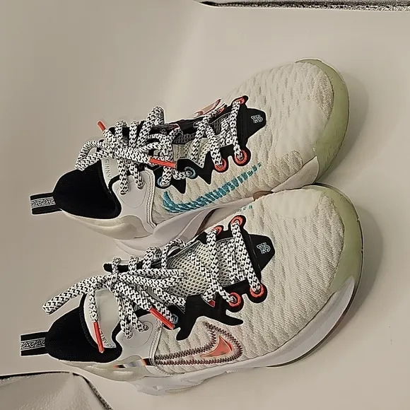 Nike Giannis Immortality Force Field Sneakers White Turquoise Blue Clear  4.5y