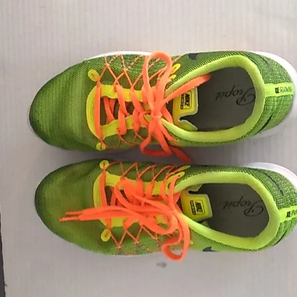 Nike girls yellow &amp; black Fury 2 running shoes size 7Y (8.5 womens)