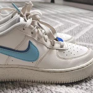NIKE  Kids Air Force 1 LV8 GS Sail/Chill Blue. YouthUnisex- Sneakers  (3.5)Yrs.