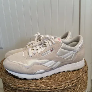 Reebok Classic Beige/White Sneakers - Uppers of Man-Made Materials &amp; Leather